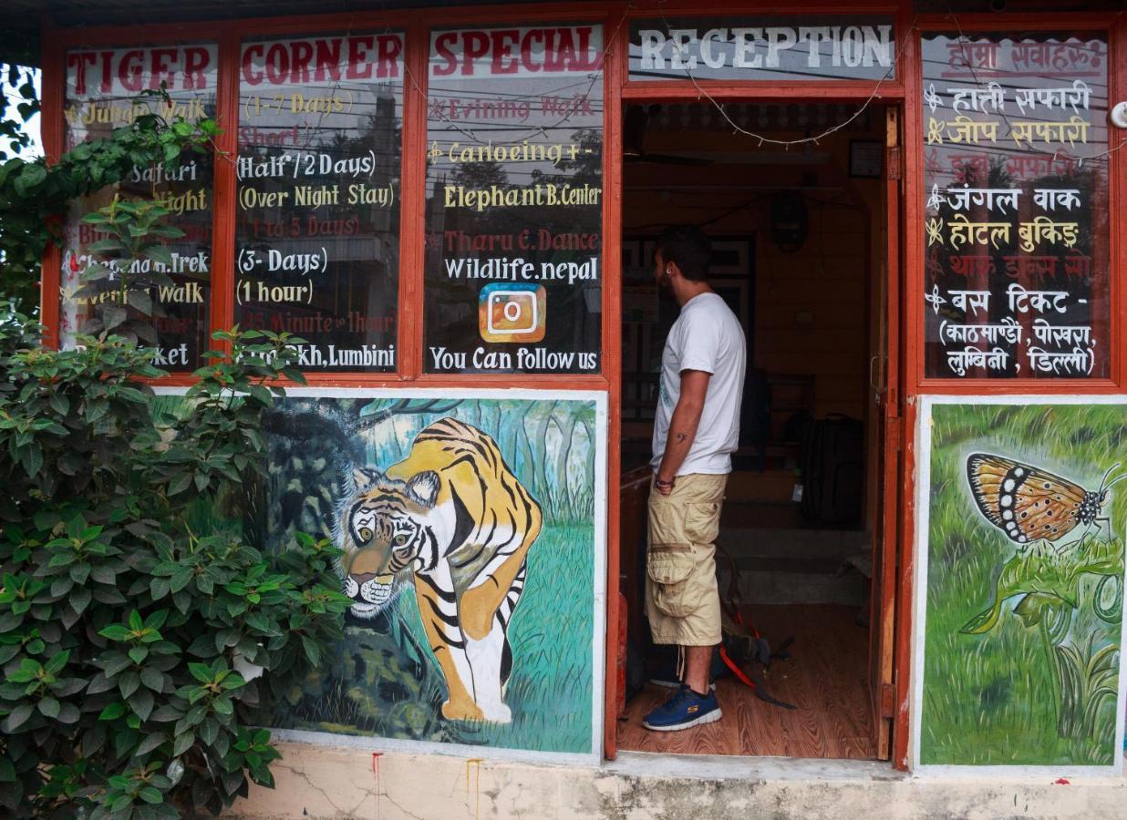 Tiger Corner Inn Sauraha Exterior foto